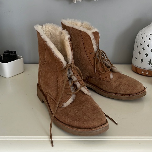 UGG lace up boot - Picture 1 of 5
